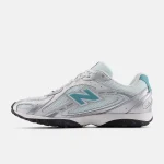 נעל ניו באלאנס 204L בצבע כסף לוגו טורקיז – New Balance 204L Light Silver
