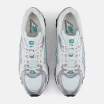 נעל ניו באלאנס 204L בצבע כסף לוגו טורקיז – New Balance 204L Light Silver