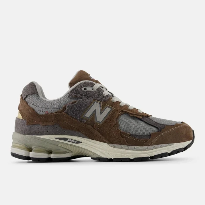 נעלי ניו באלאנס בצבע חום ואפור - New Balance 2002R נעלי ניו באלאנס בצבע חום ואפור